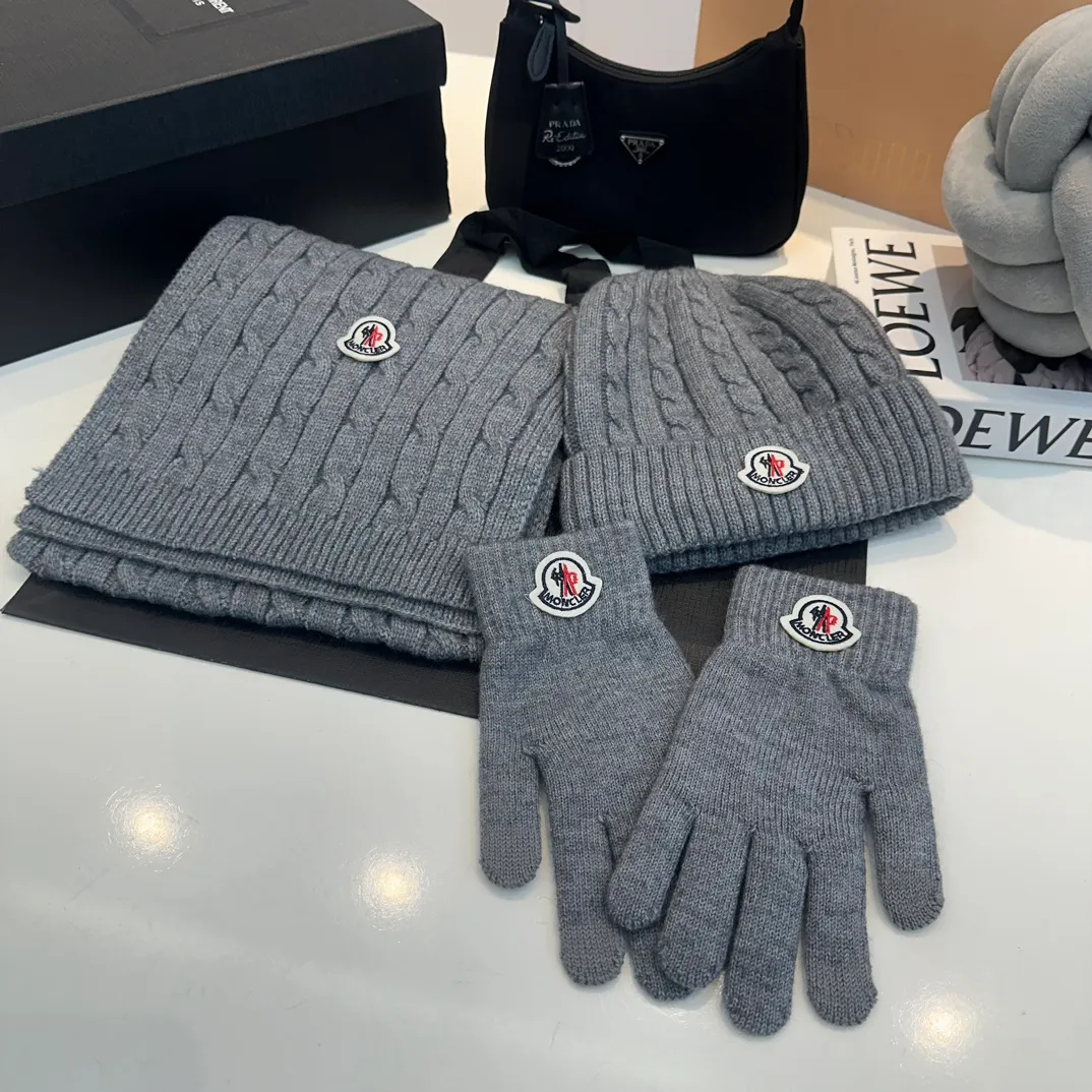 P180 Moncler autumn and winter counter model knitted beanie + scarf + gloves three-piece set, classic pattern, warm and fashionable! Fashionable and popular 🌸First-class texture, pure wool