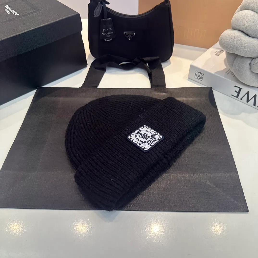 P70 Moncler muffled wool knitted thick edge beanie. It feels extremely soft and waxy. Highly elastic rabbit wool does not deform.