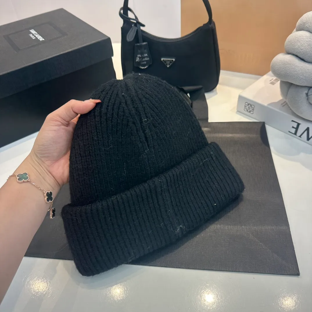 P70 Moncler muffled wool knitted thick edge beanie. It feels extremely soft and waxy. Highly elastic rabbit wool does not deform.