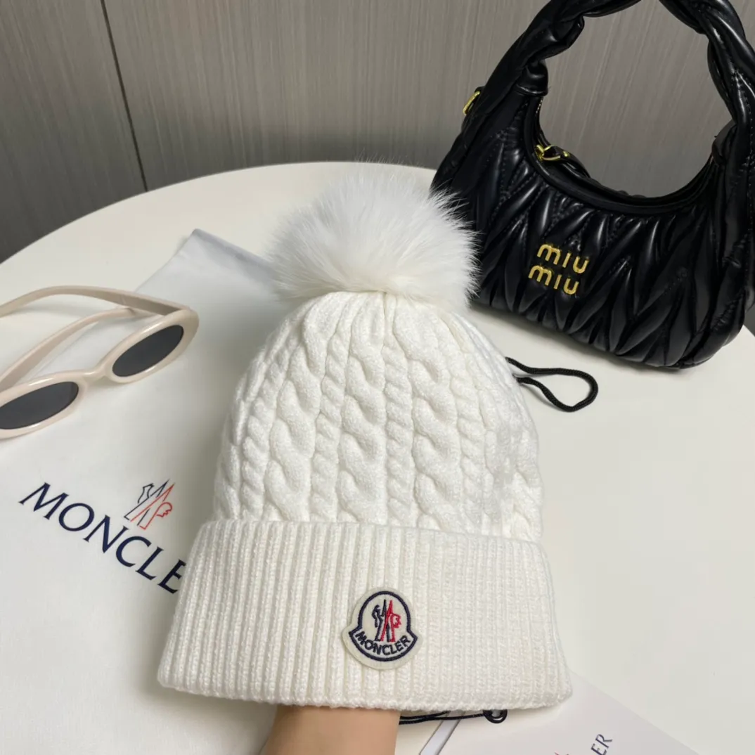 P90 with dust bag Moncler👒Classic original single-mouthed knitted wool hat, made of selected wool fabrics with ultra-high wool content‼ ️It feels super soft and has excellent elasticity. The rabbit fur ball is high-end, age-reducing and super warm!