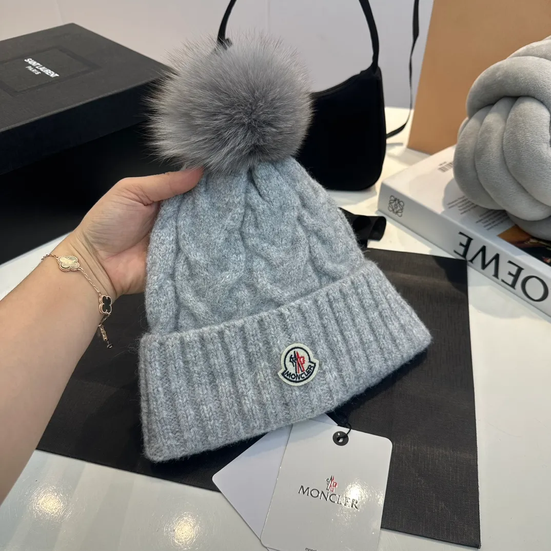 P90 Moncler👒high-end genuine exclusive style, hemp flower knitted hat, made of selected wool, skin-friendly and super soft‼ ️Paired with fox fur balls, it is very age-reducing‼ ️Complete trademark hangtags