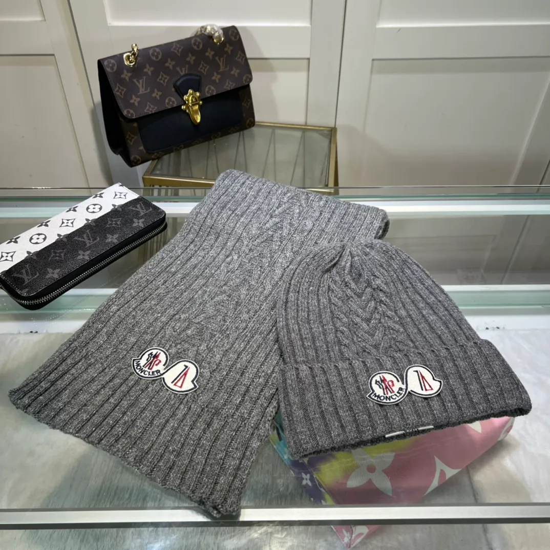 P170 MONCLER classic suit hat! Hat ➕Scarf! Cashmere and Rabbit Velvet Quality! It's warm and super comfortable~A great tool for young ladies to reduce their age in winter~This winter, all you need is a set of hats~It's warm and fashionable! Unisex model! Can be made as a couple model! Complete range of anti-counterfeiting labels and elevators! Many styles, welcome to choose!!