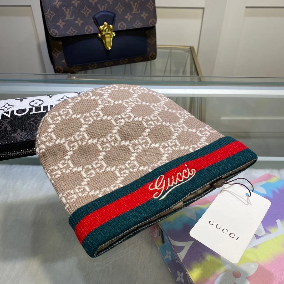 P42 comes with dust bag, the latest wool blended knitted hat from GUCCI official website, 💓 replica of the original from the official website. Very soft and skin-friendly, very elastic 💓 textured and very versatile style ~ very warm, a must-have item in autumn and winter, unisex, can be worn by any head size. Really recommended