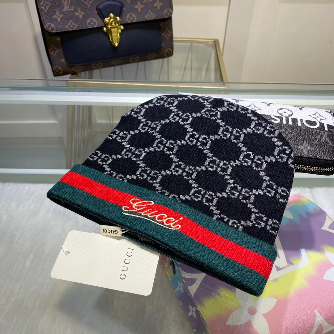 P42 comes with dust bag, the latest wool blended knitted hat from GUCCI official website, 💓 replica of the original from the official website. Very soft and skin-friendly, very elastic 💓 textured and very versatile style ~ very warm, a must-have item in autumn and winter, unisex, can be worn by any head size. Really recommended