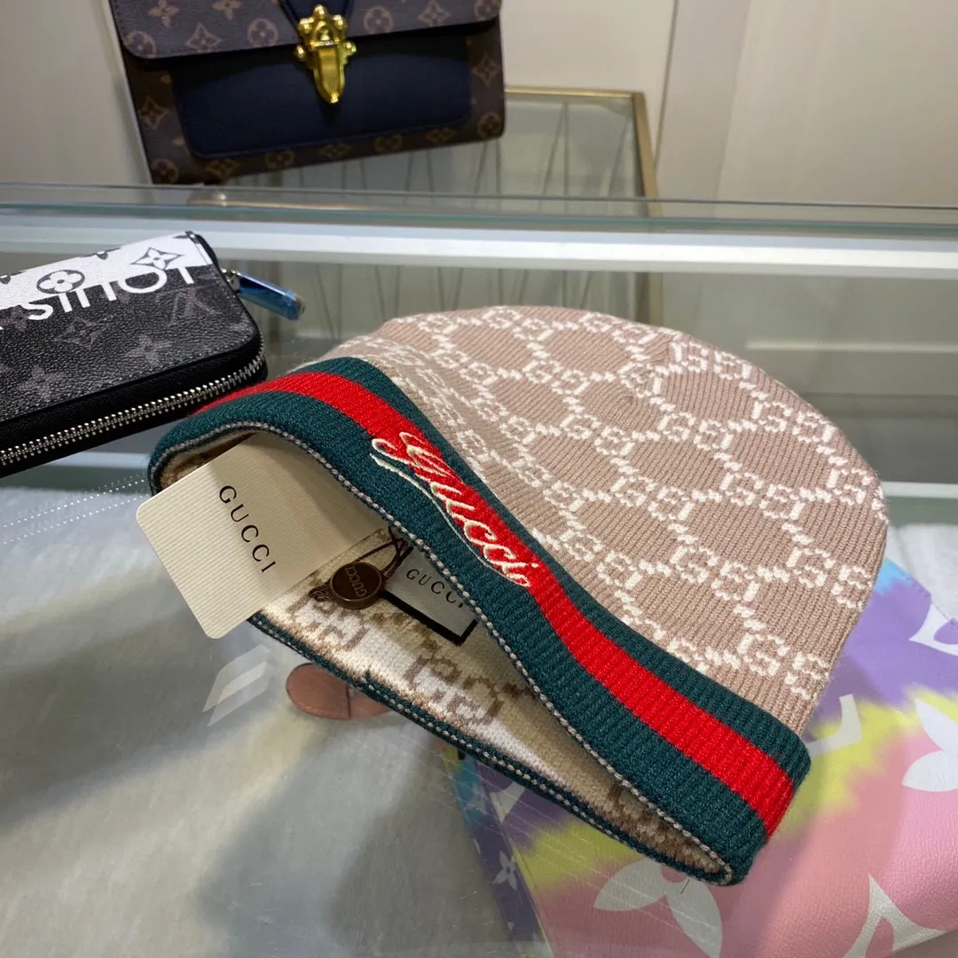 P42 comes with dust bag, the latest wool blended knitted hat from GUCCI official website, 💓 replica of the original from the official website. Very soft and skin-friendly, very elastic 💓 textured and very versatile style ~ very warm, a must-have item in autumn and winter, unisex, can be worn by any head size. Really recommended