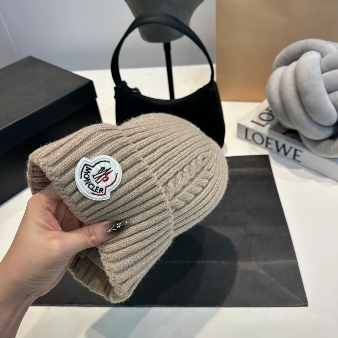 P56 high version Moncler Moncler 💥 Official website classic knitted hat, replica of the original. Very soft and skin-friendly, very elastic 💓 Textured and very versatile style ~ Warm cashmere woolen hat, one size fits all and elastic ~ Unisex, can be worn by any head size. Super quality, highly recommended