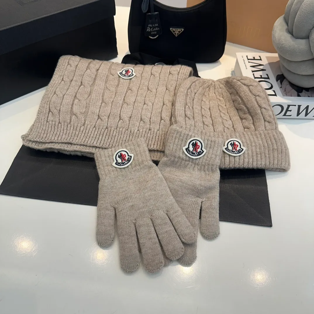 P180 Moncler autumn and winter counter model knitted beanie + scarf + gloves three-piece set, classic pattern, warm and fashionable! Fashionable and popular 🌸First-class texture, pure wool