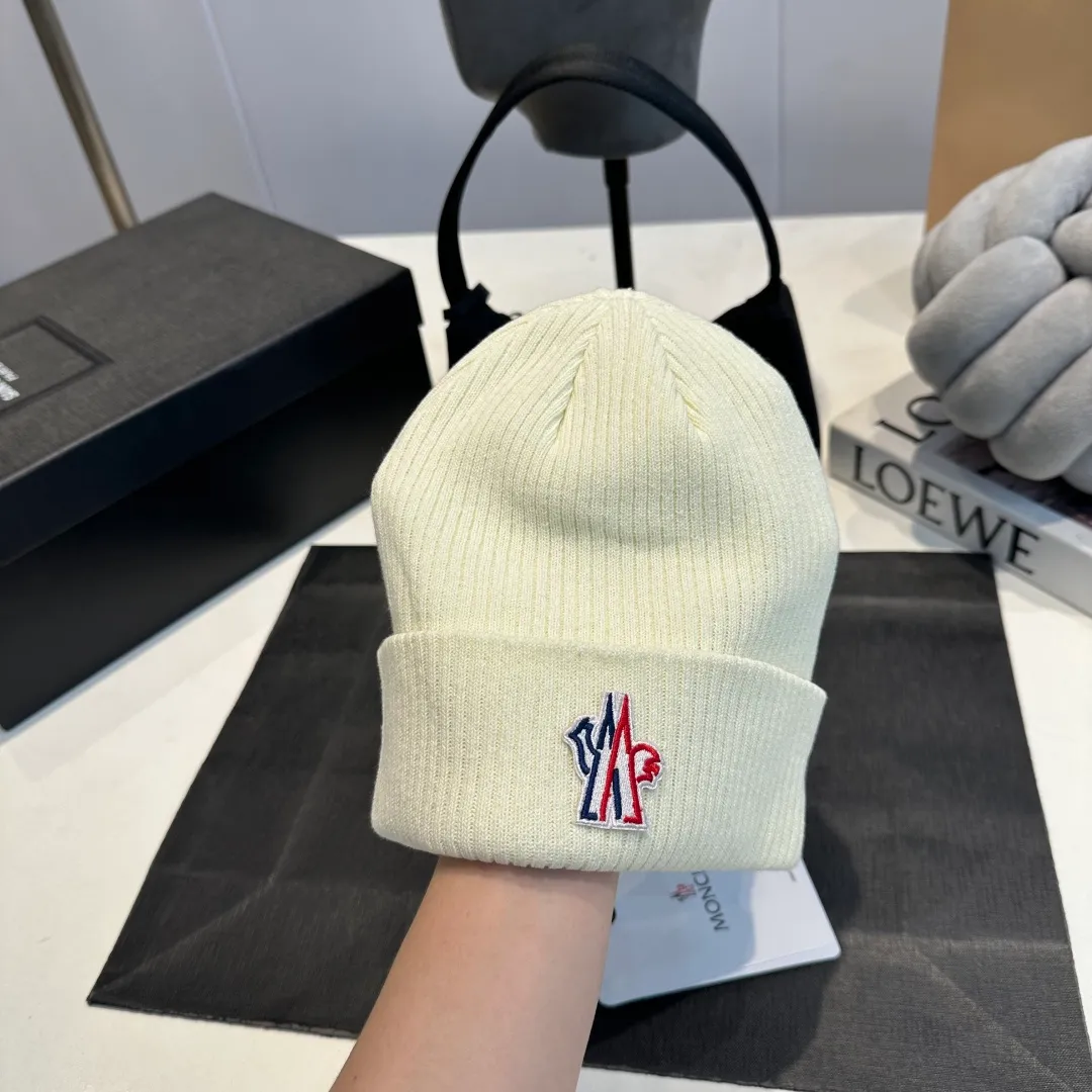 P50 MONCLER Mouth Mouth 🎩 Knitted Beanie, good quality, high-end, super soft! Super hot💖The texture is great and it’s great to match when out on the street! Fashion trends! A must-have item for autumn and winter, the same style for men and women is available now!