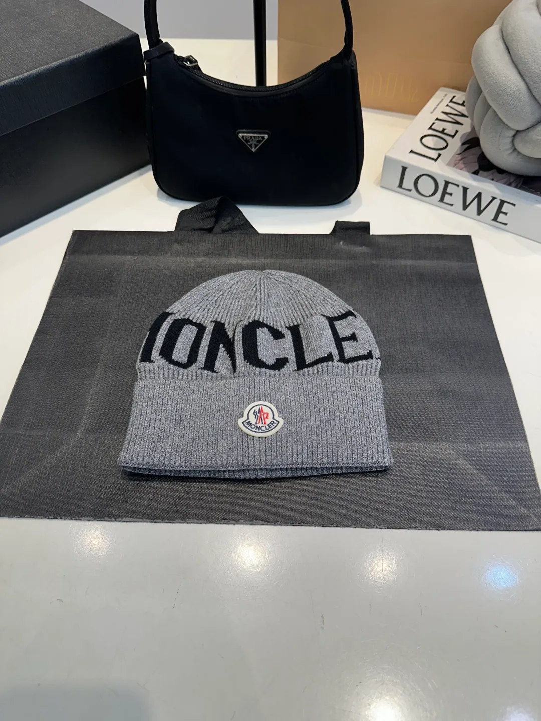 P46 Moncler 💥 Official website classic knitted hat, replica of the original. Very soft and skin-friendly, very elastic 💓 Textured and very versatile style ~ Warm cashmere woolen hat, one size fits all and elastic ~ Unisex, can be worn by any head size. Super quality, highly recommended