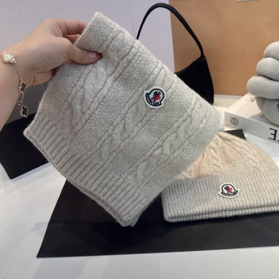 P180 MONCLER Mouth Cover Suit♥️Original hat and scarf set! Made of rabbit velvet➕cashmere, with a 15cm fox fur ball, a real fur ball! Warm and fashionable 😱[愄火] Versatile style [Love] The texture is very good, comfortable and breathable [Hey ha] Looks good no matter how you match it [Shh] A must-have for fashionistas [Wit] 4 colors available❤️❤️Unisex, the ball can be removed
