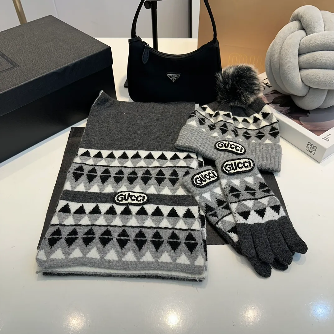 P180 Gucci Gucci scarf, gloves, hat three-piece set, casual and versatile, rabbit wool + cashmere knitted scarf and hat set, warm and fashionable, comfortable and soft texture, versatile style, unisex 💑couple style 😱[wit] winter warm series