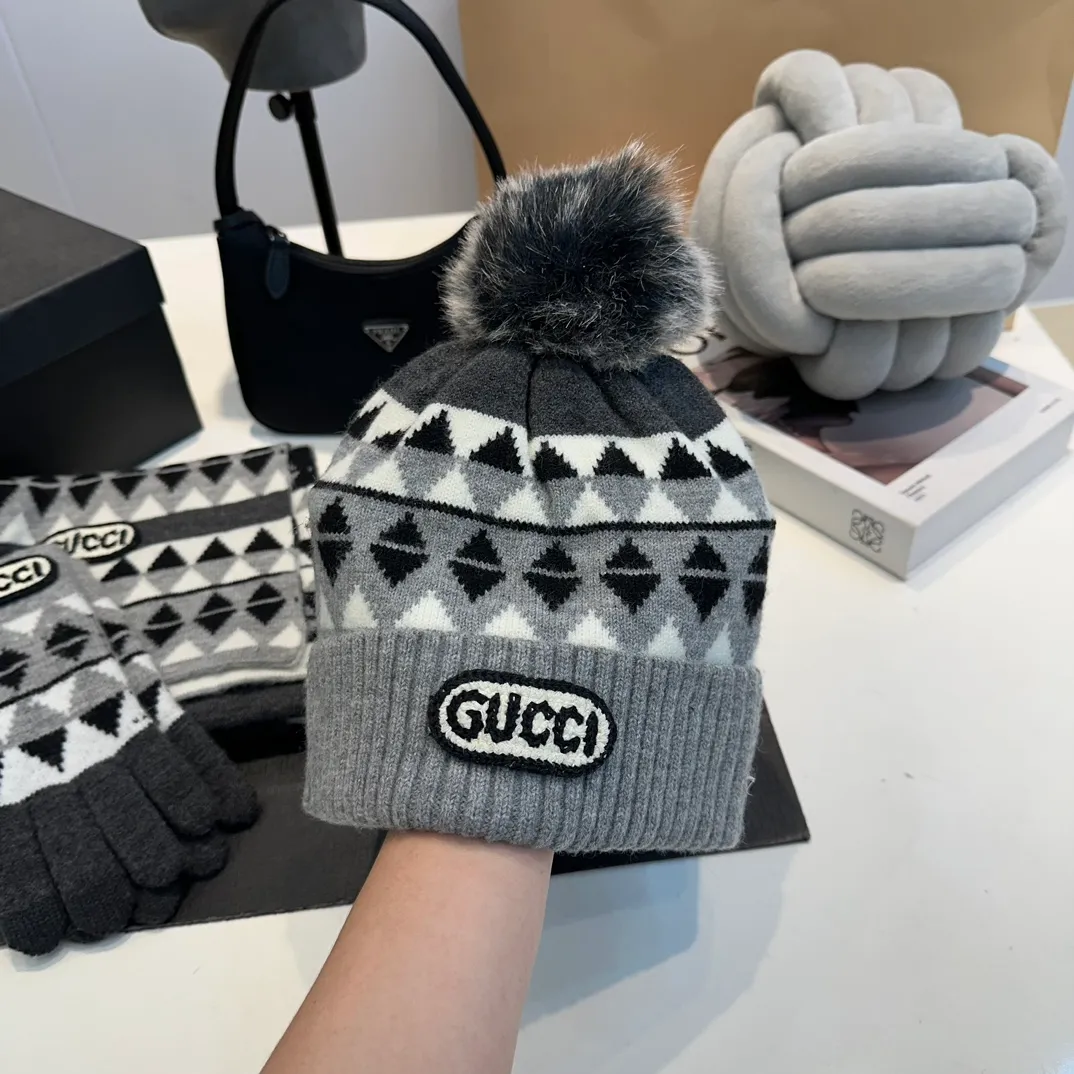 P180 Gucci Gucci scarf, gloves, hat three-piece set, casual and versatile, rabbit wool + cashmere knitted scarf and hat set, warm and fashionable, comfortable and soft texture, versatile style, unisex 💑couple style 😱[wit] winter warm series