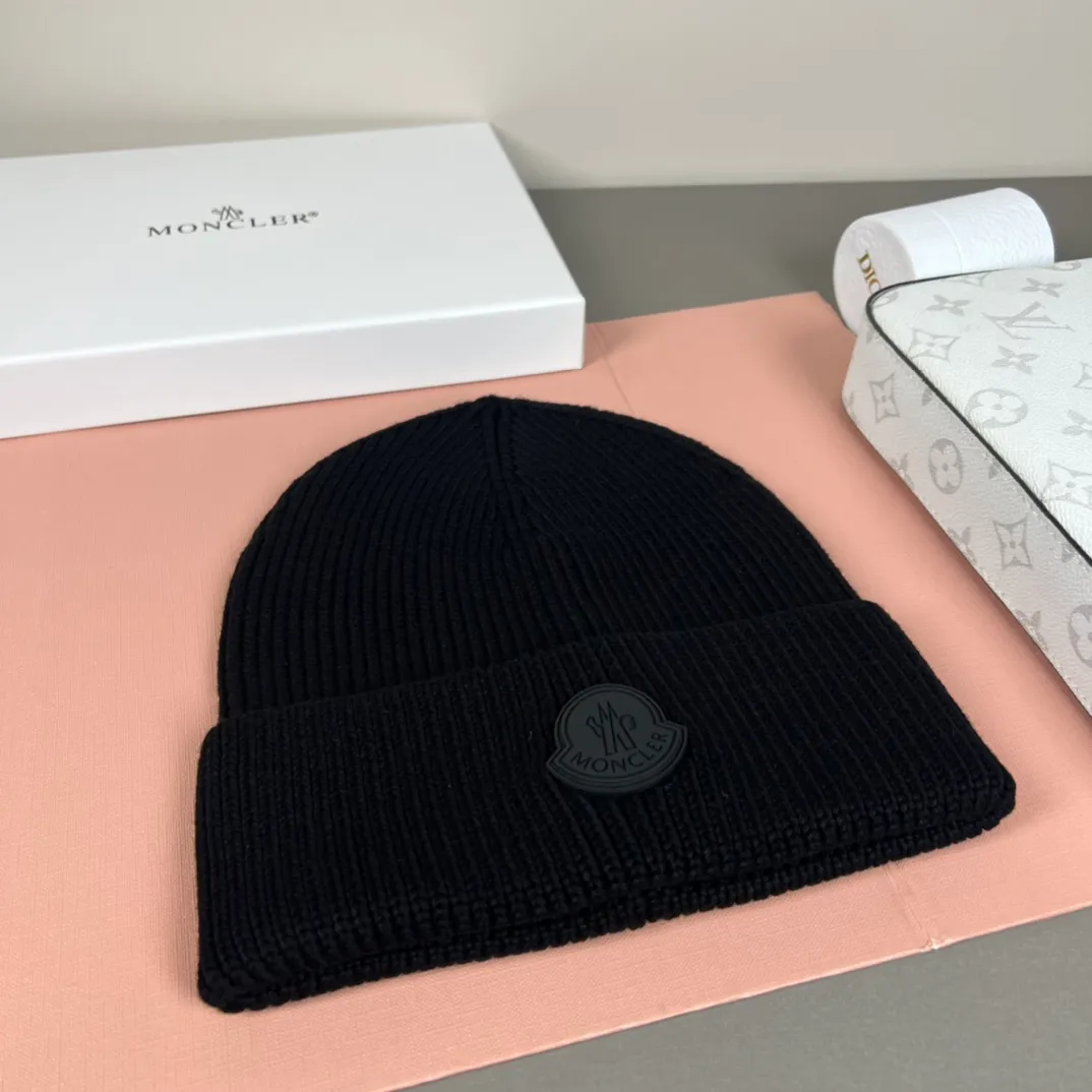 P52 comes with dust bag. MONCLER mouth-covered 🎩 knitted beanie, comes with QR code, good quality, high-end, super soft! Super hot💖The texture is great and it’s great to match when out on the street! Fashion trends! A must-have item for autumn and winter, the same style for men and women is available now!