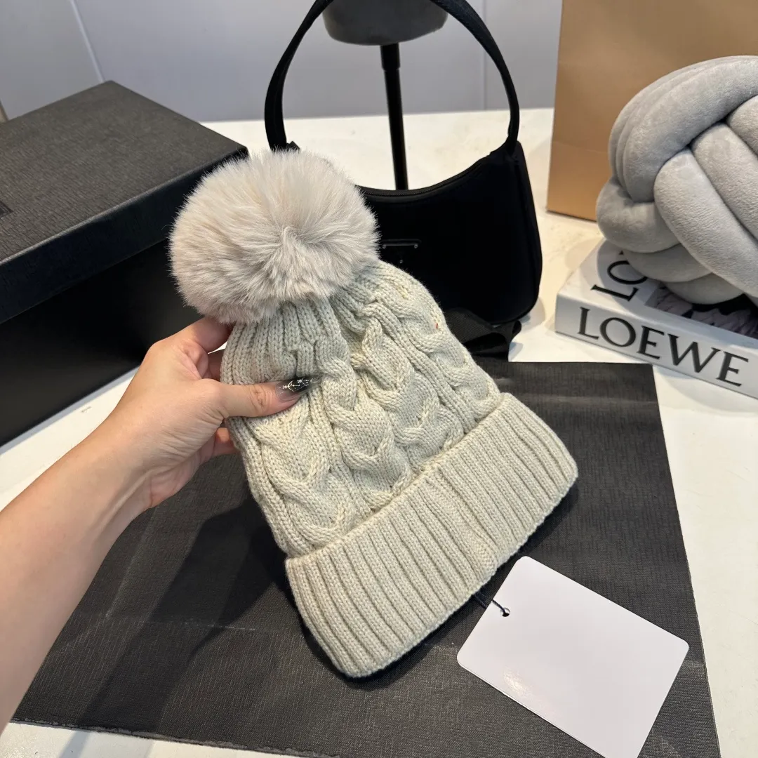 P70 Moncler hooded twist warm wool hat, sweet and cool style get! Reduce your age and make your face appear smaller. I’d like to share it with you all. The four colors match well and the breasts are so milky~