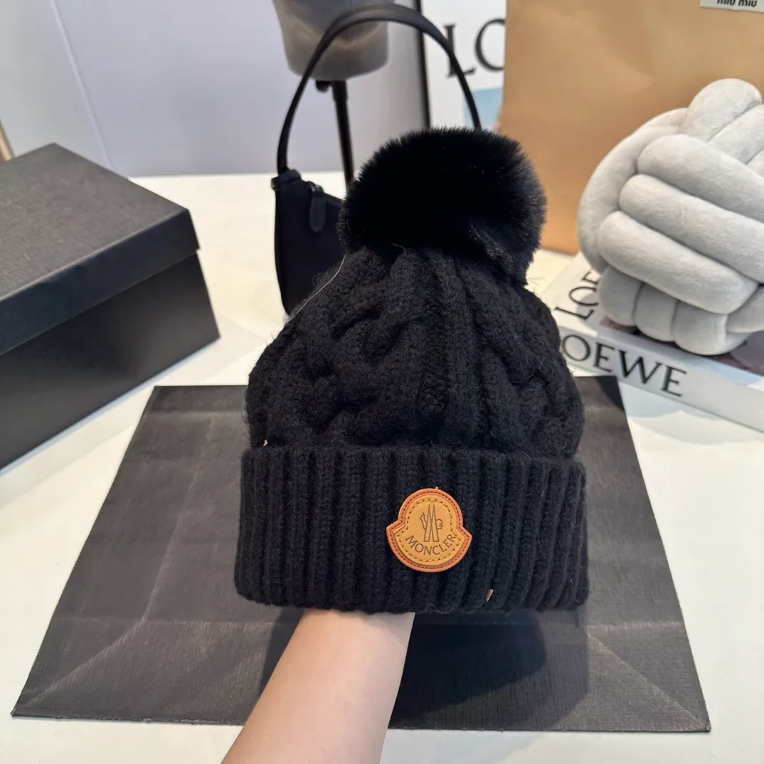 P70 Moncler 💥 Official website classic knitted hat, replica of the original. Very soft and skin-friendly, very elastic 💓 Textured and very versatile style ~ Warm cashmere woolen hat, one size fits all and elastic ~ Unisex, can be worn by any head size. Super quality, highly recommended