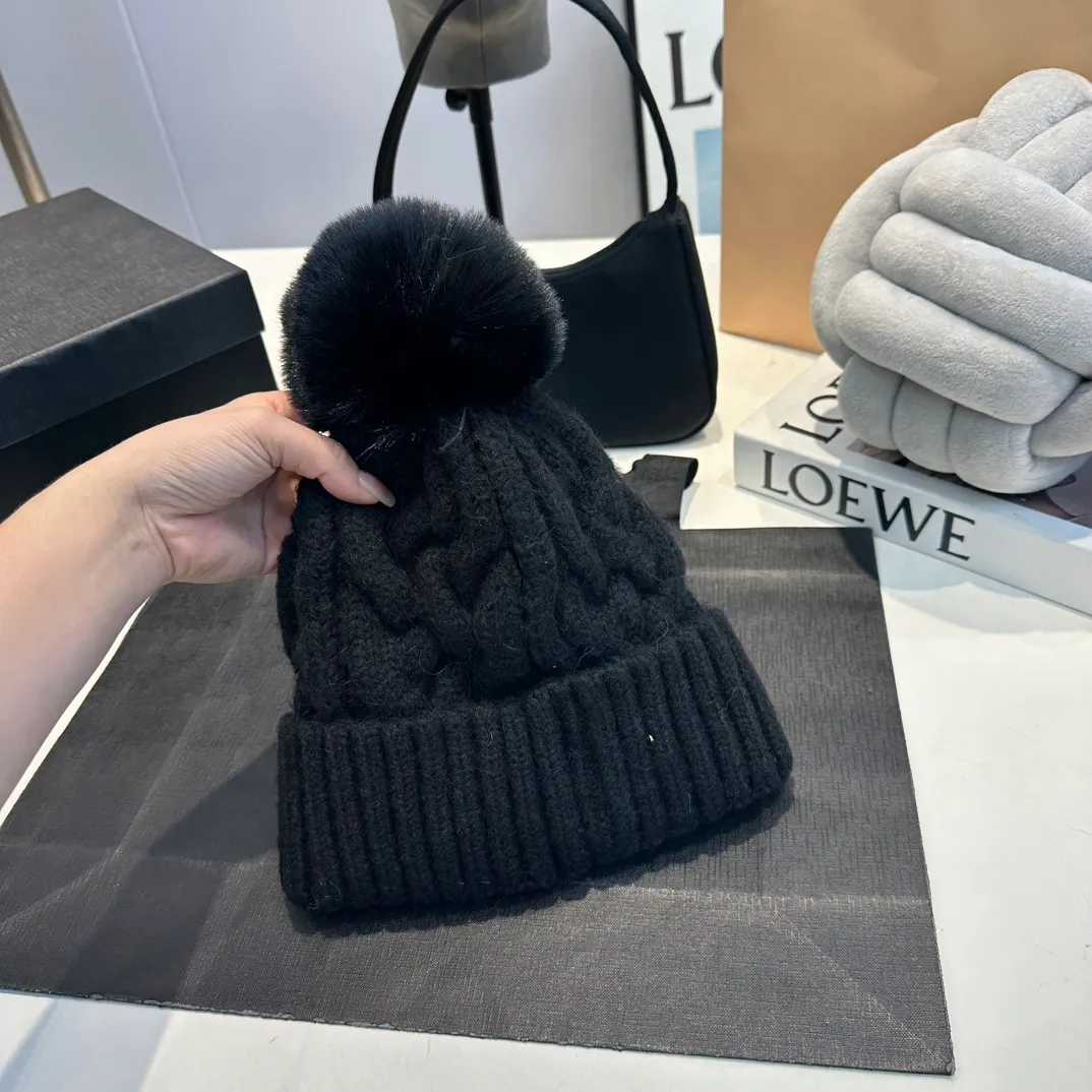 P70 Moncler 💥 Official website classic knitted hat, replica of the original. Very soft and skin-friendly, very elastic 💓 Textured and very versatile style ~ Warm cashmere woolen hat, one size fits all and elastic ~ Unisex, can be worn by any head size. Super quality, highly recommended