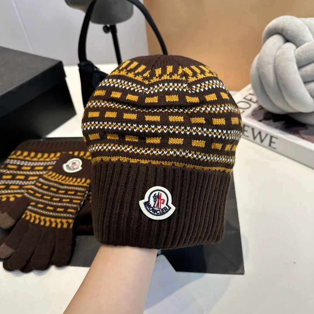 P140 Moncler Moncler 💥 Mouth three-piece set, gloves, hat, scarf, original replica. Very soft and skin-friendly, very elastic 💓 Textured and very versatile style ~ Warm, one size fits all and elastic ~ Unisex, can be worn by any head size. Super quality, highly recommended