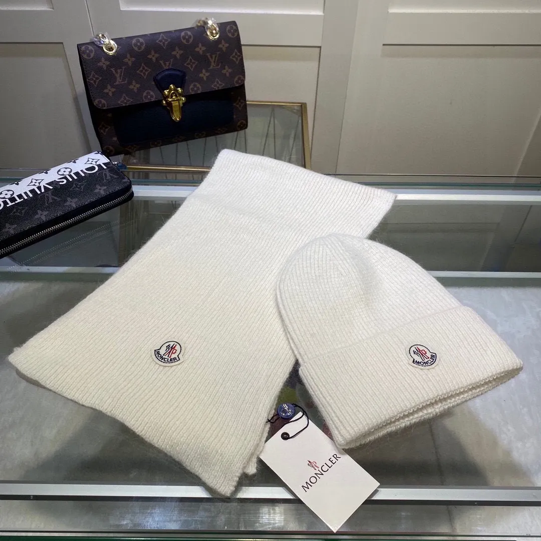 P150 MONCLER classic suit hat! Hat ➕Scarf! Cashmere and Rabbit Velvet Quality! It's warm and super comfortable~A great tool for young ladies to reduce their age in winter~This winter, all you need is a set of hats~It's warm and fashionable! Unisex model! Can be made as a couple model! Complete range of anti-counterfeiting labels and elevators! Many styles, welcome to choose!!