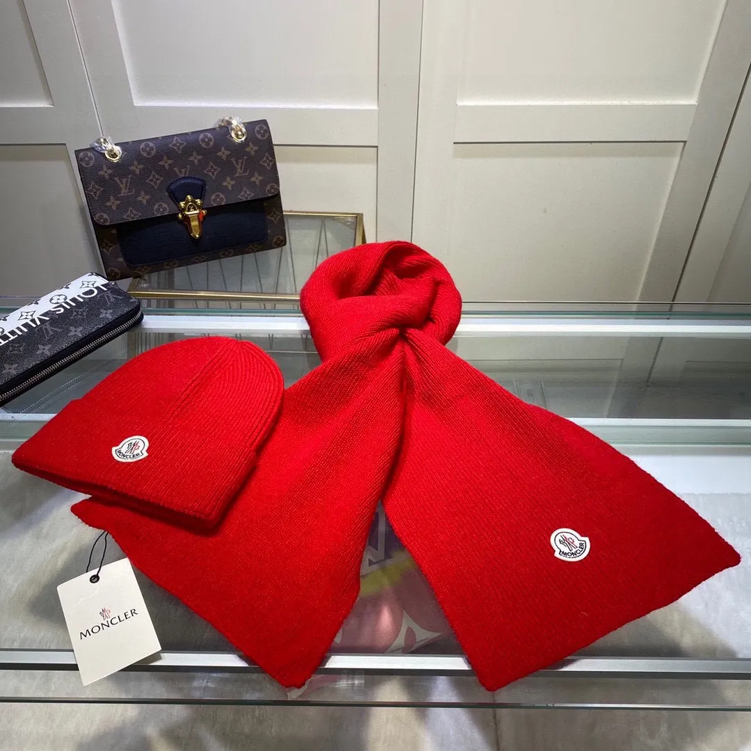 P150 MONCLER classic suit hat! Hat ➕Scarf! Cashmere and Rabbit Velvet Quality! It's warm and super comfortable~A great tool for young ladies to reduce their age in winter~This winter, all you need is a set of hats~It's warm and fashionable! Unisex model! Can be made as a couple model! Complete range of anti-counterfeiting labels and elevators! Many styles, welcome to choose!!