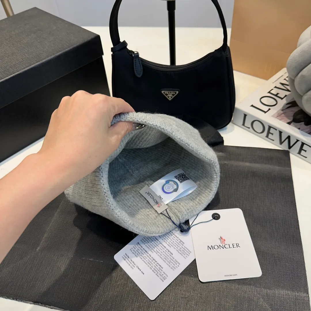 P70 MONCLER muffled knitted beanie, good quality, high-end and elegant, super popular 💖The texture is great, it’s great to match when out on the street! Fashion trends! A must-have item for winter, the same style for men and women, get it now!
