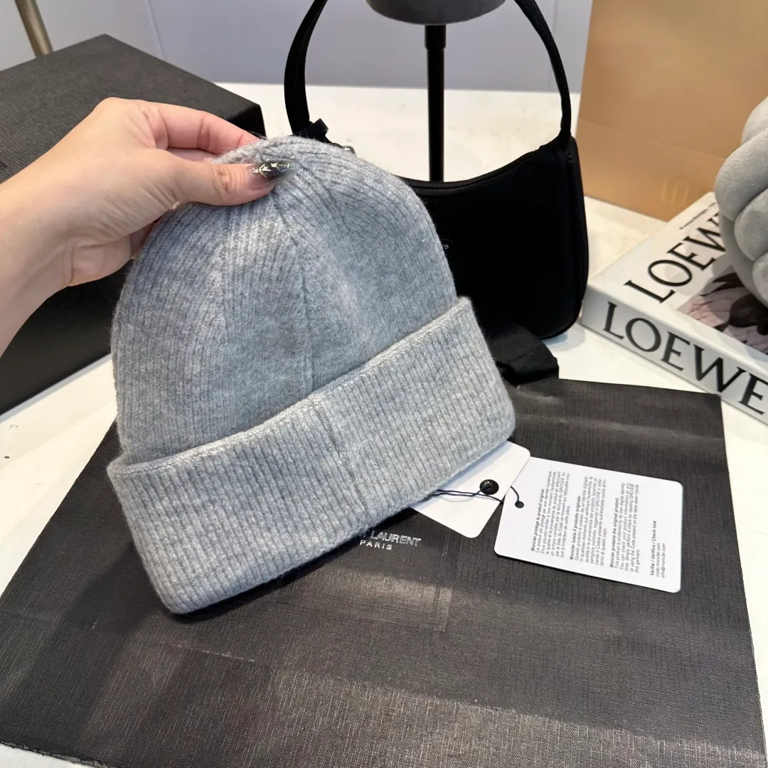P70 MONCLER muffled knitted beanie, good quality, high-end and elegant, super popular 💖The texture is great, it’s great to match when out on the street! Fashion trends! A must-have item for winter, the same style for men and women, get it now!