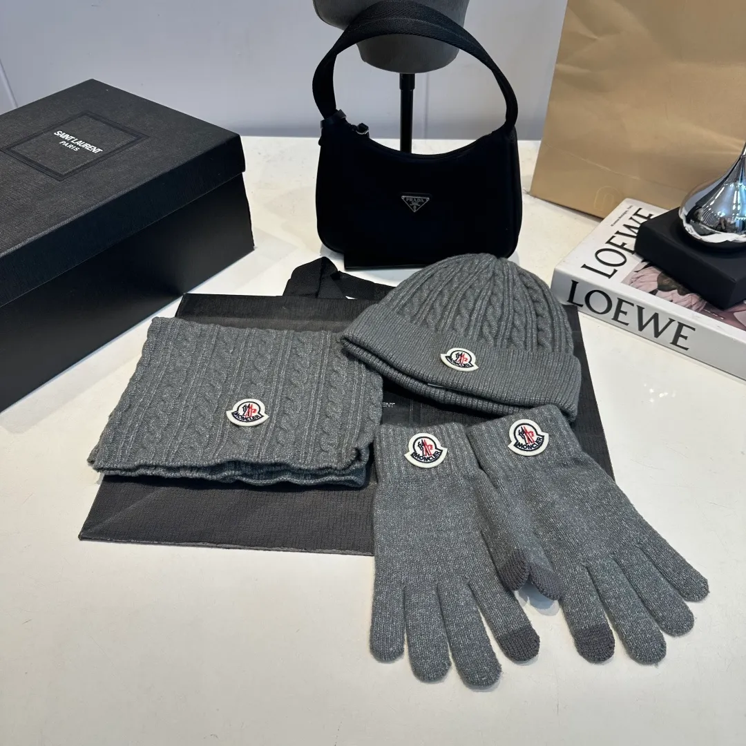 p140 Moncler muzzle suit hat + gloves + scarf autumn and winter style knitted beanie. This must be a minimalist favorite. It is clean, neat, fashionable and versatile, and will never be picky about your face shape! A fashionable classic that lasts forever! Both men and women are welcome