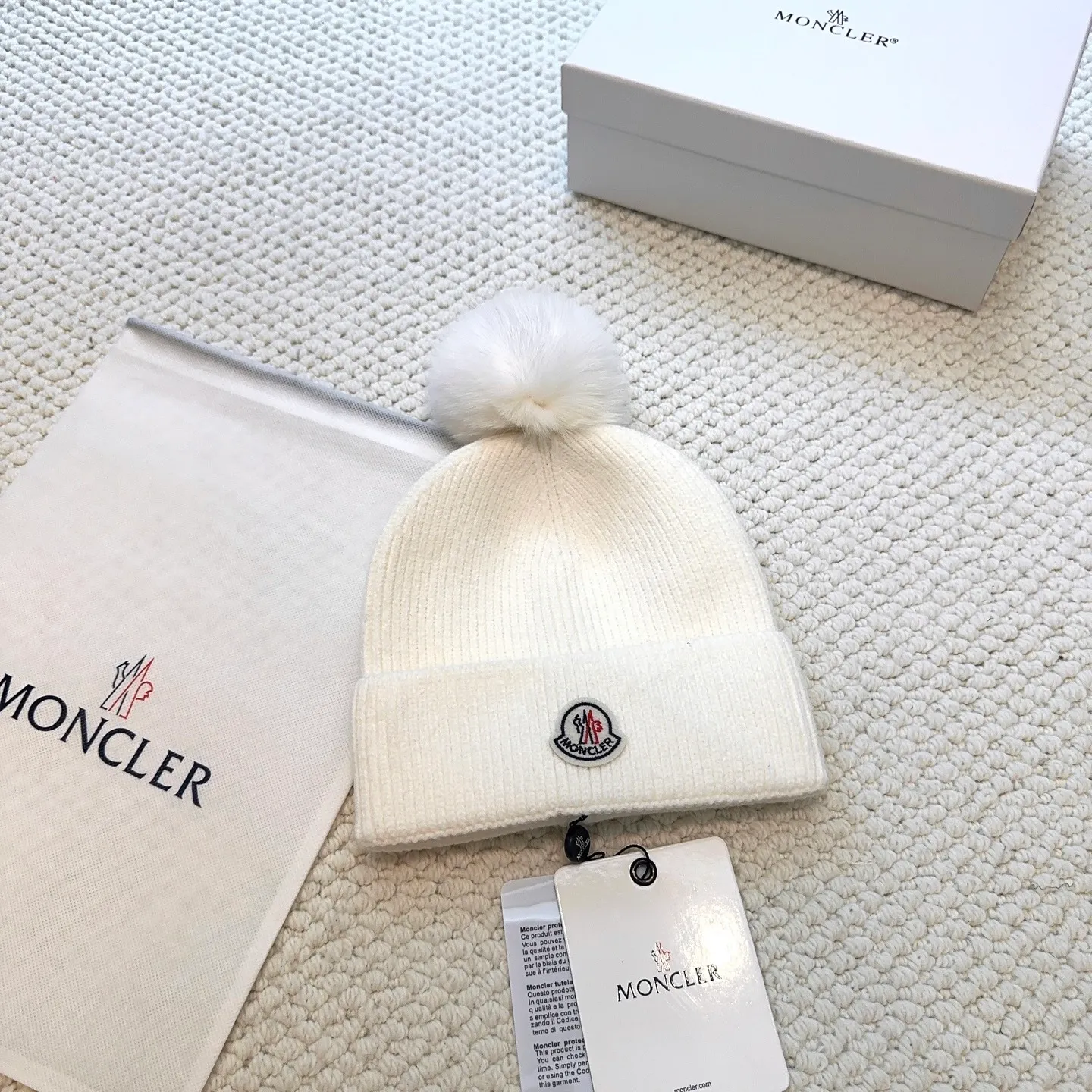 P80 with dust bag, high version Moncler Moncler 💥Official website classic knitted hat, replica of the original. Very soft and skin-friendly, very elastic 💓 Textured and very versatile style ~ Warm cashmere woolen hat, one size fits all and elastic ~ Unisex, can be worn by any head size. Super quality, highly recommended