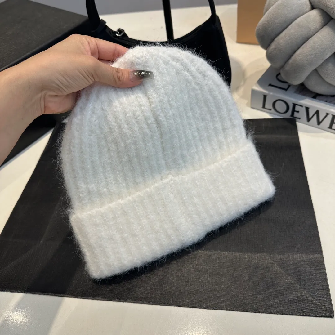 P56 MONCLER 🎩 wool knitted beanie, good quality, high-end, super soft! Super hot💖The texture is great and it’s great to match when out on the street! Fashion trends! A must-have item for winter, the same style for men and women, get it now!