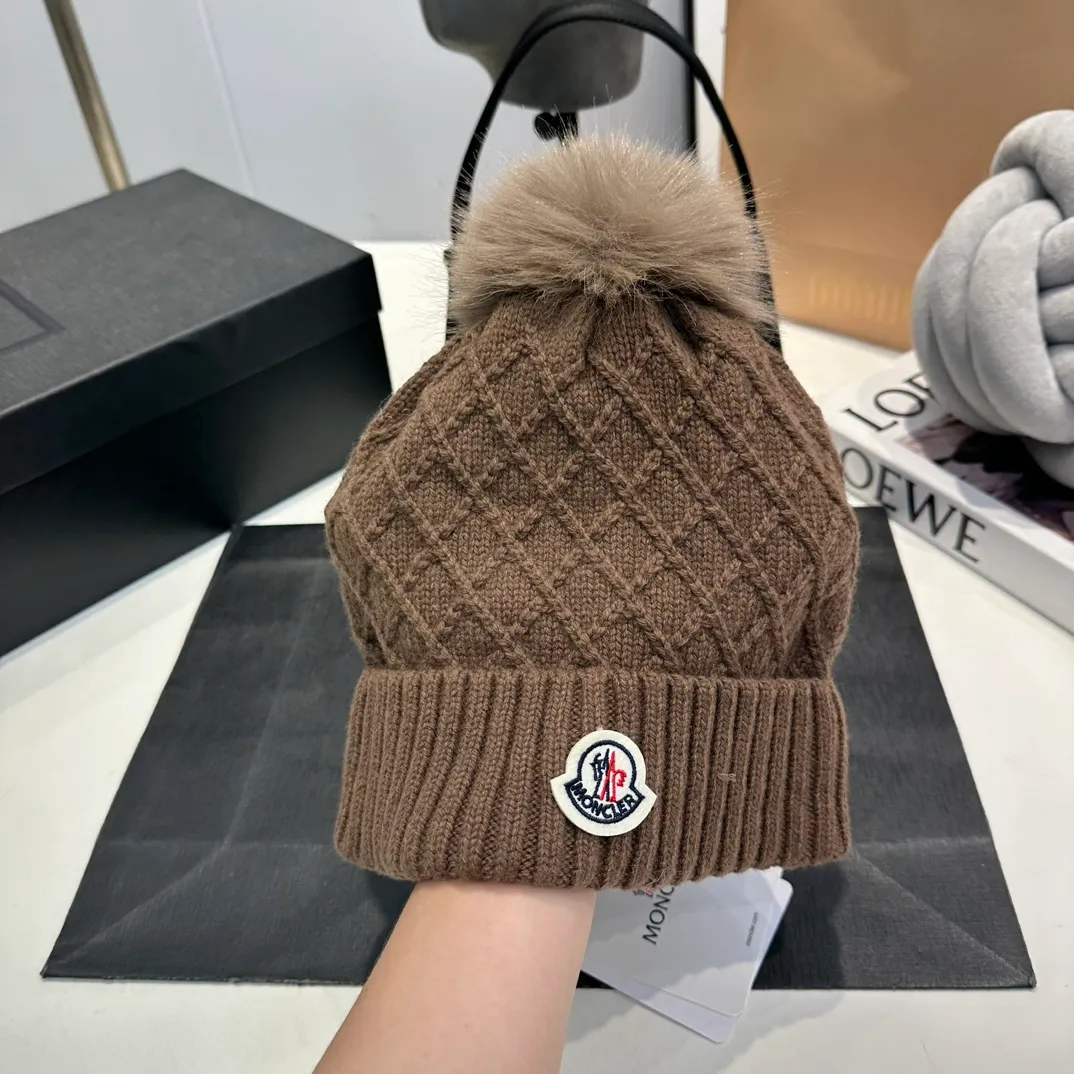 P78 Moncler👒high-end genuine exclusive style, hemp flower knitted hat, made of selected wool, skin-friendly and super soft‼ ️Paired with fox fur balls, it is very age-reducing‼ ️Complete trademark hangtags