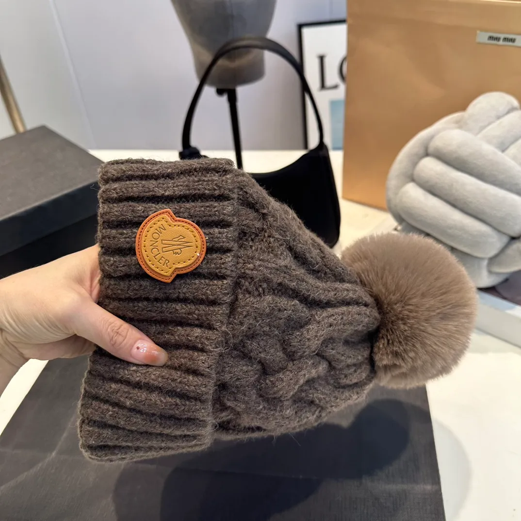 P70 Moncler 💥 Official website classic knitted hat, replica of the original. Very soft and skin-friendly, very elastic 💓 Textured and very versatile style ~ Warm cashmere woolen hat, one size fits all and elastic ~ Unisex, can be worn by any head size. Super quality, highly recommended