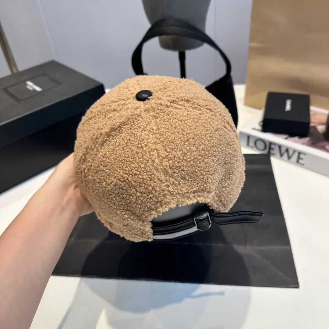 P 54 MONCLER lambswool and leather baseball cap with mouth, suitable for young and fashionable people, with strong visual effect, three-dimensional letters, good-looking and high-quality!