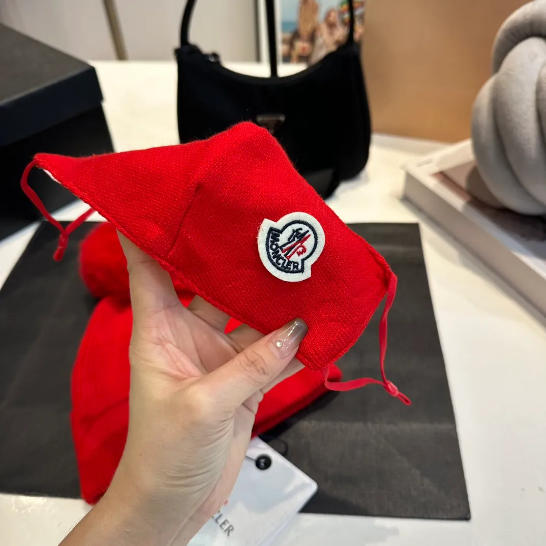 P80 Moncler muzzle hat + mask imitating cold set Autumn and winter women's wool woven warm knitted hat Cashmere soft and waxy texture, authentic quality enjoyment! Original label! High quality in stock!