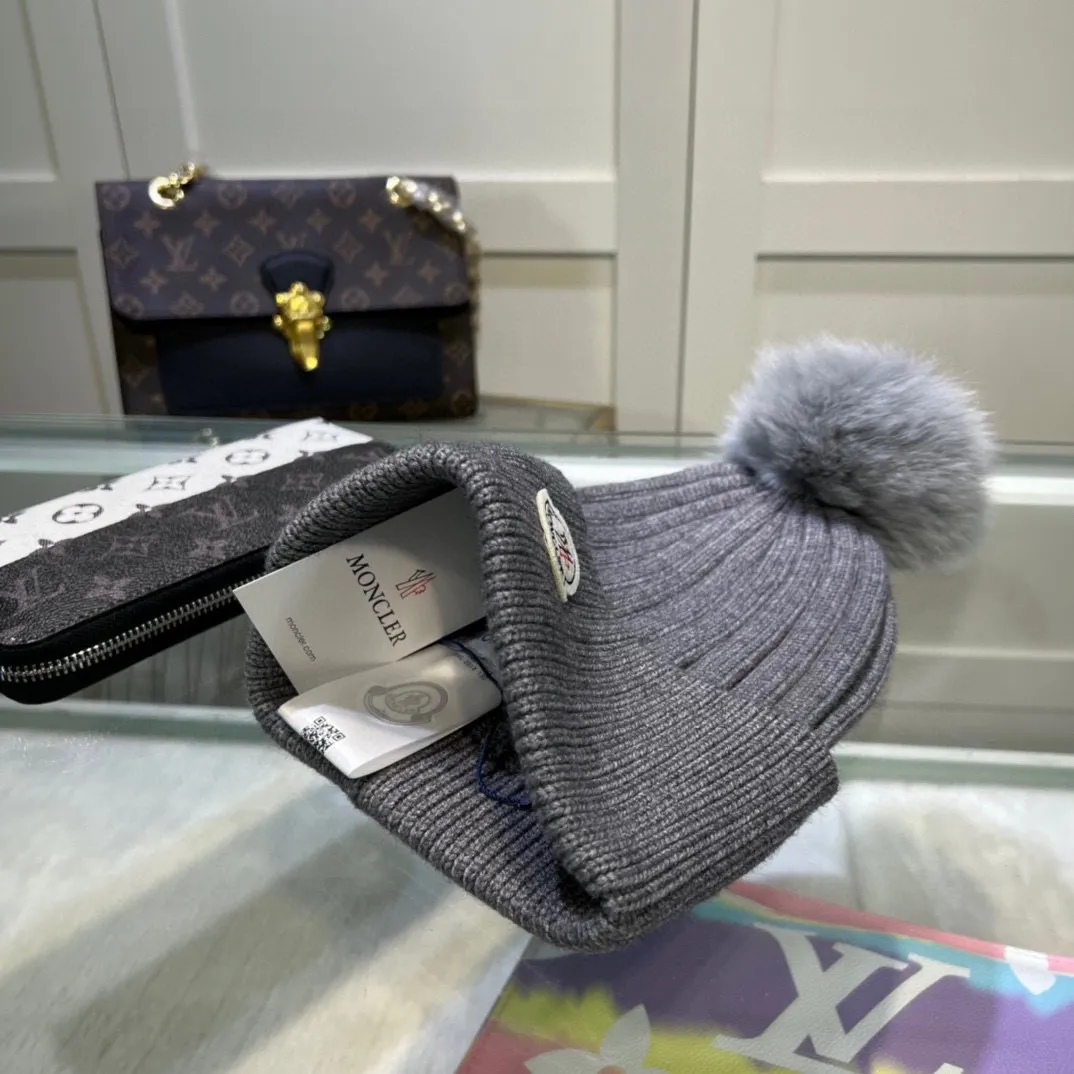 P76 comes with dust bag MONCLER Mouth Mouth 🎩 Wool knitted beanie, the ball is removable and can be matched as you like, good quality, high-end, and super soft! Super hot💖The texture is great and it’s great to match when out on the street! Fashion trends! A must-have item for winter, the same style for men and women, get it now!