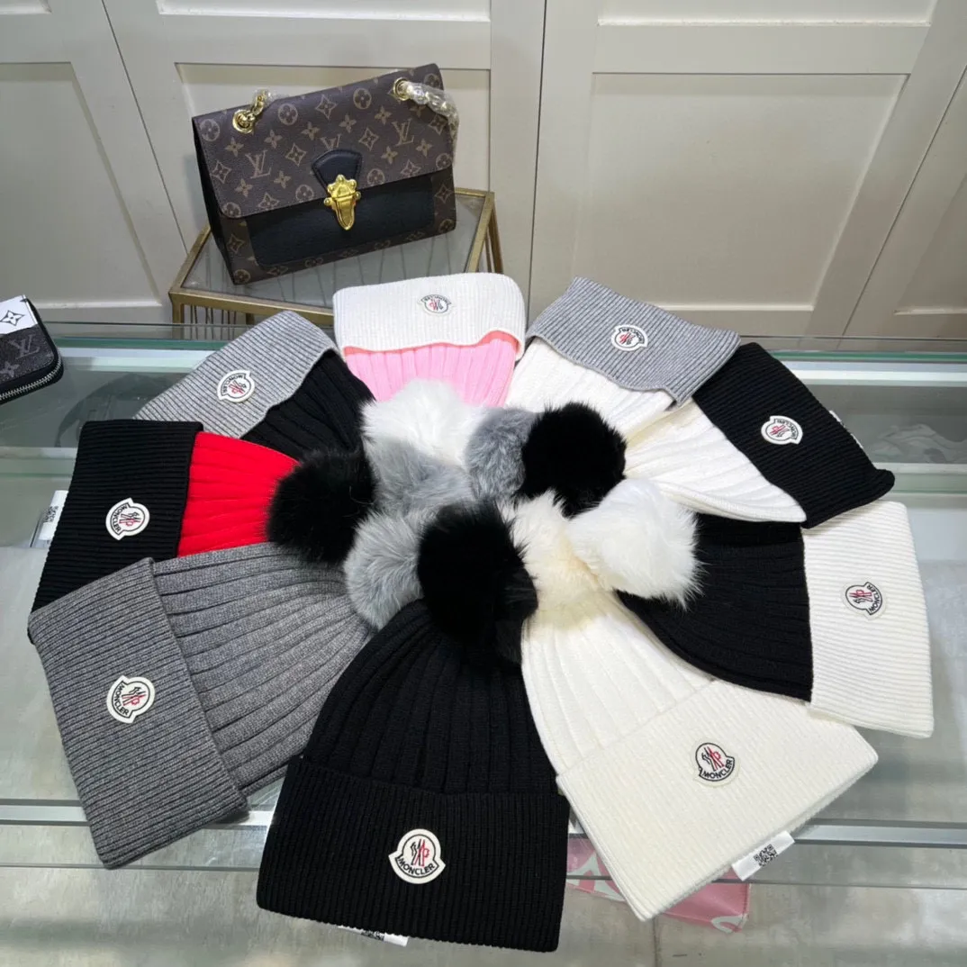 P76 comes with dust bag MONCLER Mouth Mouth 🎩 Wool knitted beanie, the ball is removable and can be matched as you like, good quality, high-end, and super soft! Super hot💖The texture is great and it’s great to match when out on the street! Fashion trends! A must-have item for winter, the same style for men and women, get it now!