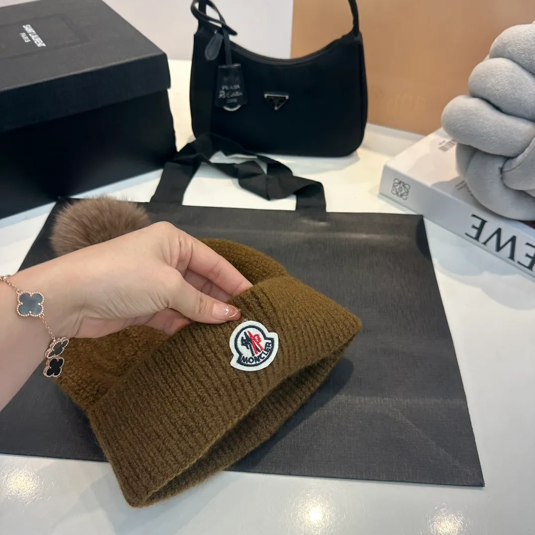 P180 MONCLER Mouth Cover Suit♥️Original hat and scarf set! Made of rabbit velvet➕cashmere, with a 15cm fox fur ball, a real fur ball! Warm and fashionable 😱[愄火] Versatile style [Love] The texture is very good, comfortable and breathable [Hey ha] Looks good no matter how you match it [Shh] A must-have for fashionistas [Wit] 4 colors available❤️❤️Unisex, the ball can be removed