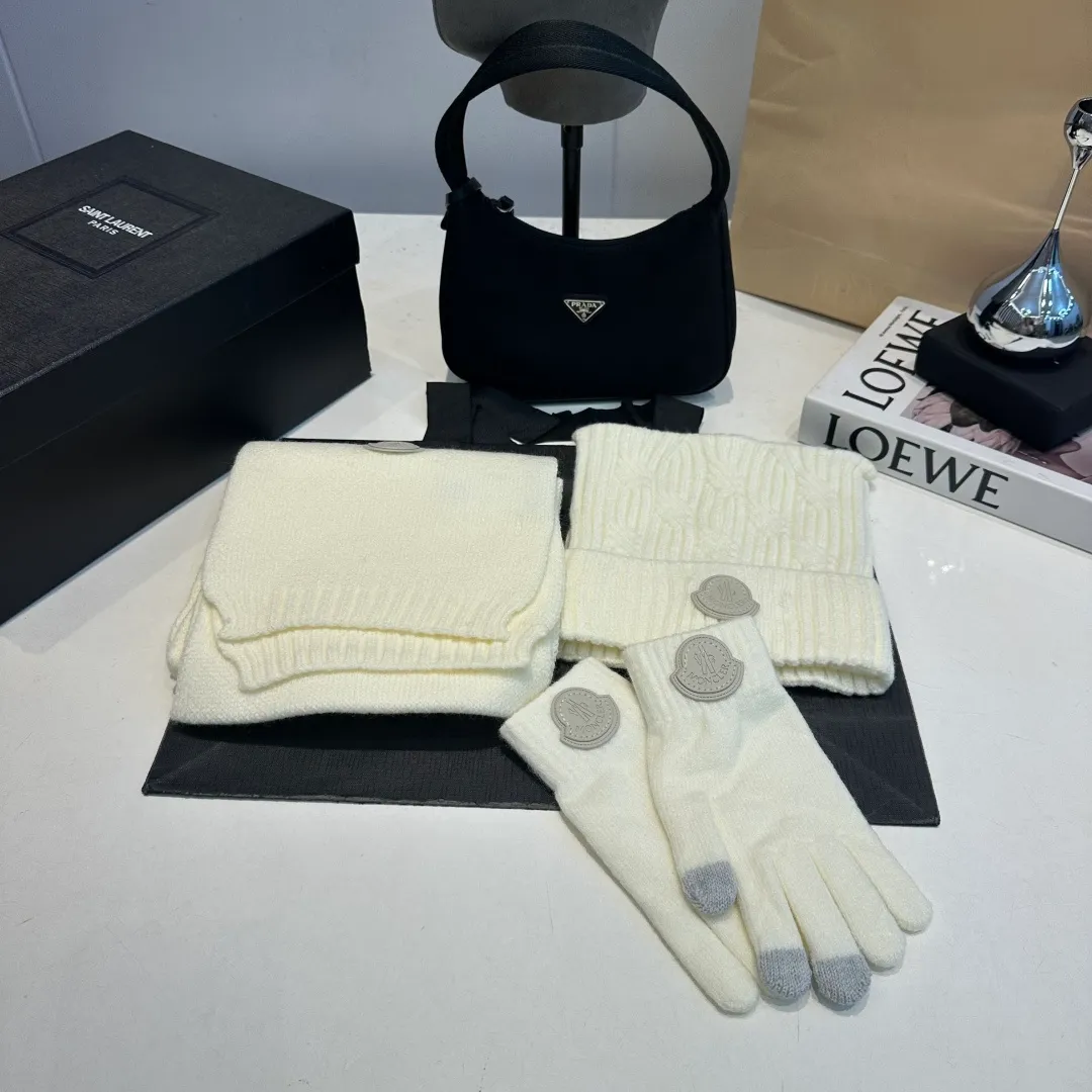 P150 Moncler three-piece muzzle suit autumn and winter cuffed wool knitted beanie. High-quality customization! This must be my favorite of minimalism. It is clean, neat, fashionable and versatile, and will definitely not be picky about your face shape! A fashionable classic that lasts forever! Both men and women are welcome!