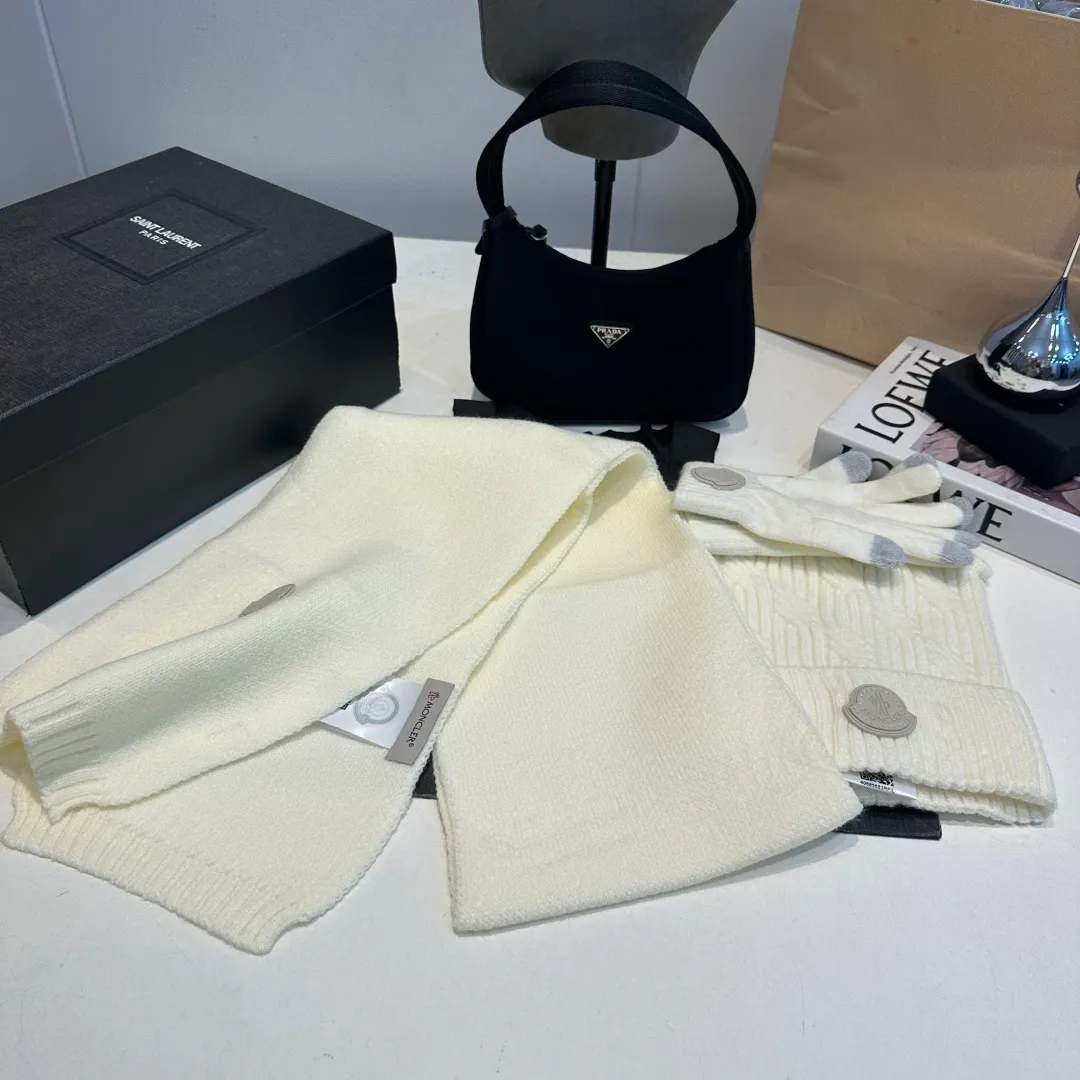 P150 Moncler three-piece muzzle suit autumn and winter cuffed wool knitted beanie. High-quality customization! This must be my favorite of minimalism. It is clean, neat, fashionable and versatile, and will definitely not be picky about your face shape! A fashionable classic that lasts forever! Both men and women are welcome!