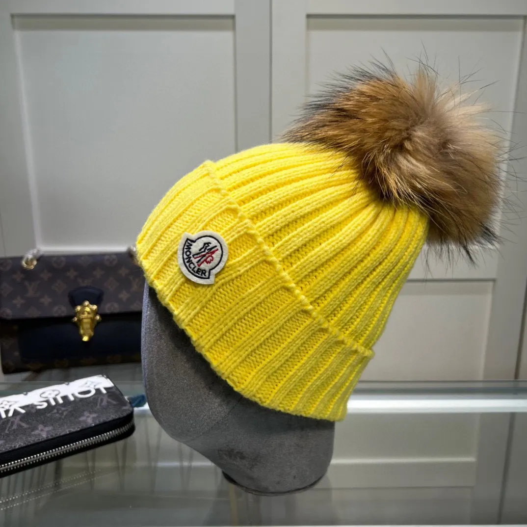 P70 comes with dust-proof bag. Mouth-mounted MONCLER 〈Suitable for adults, children, children and teenagers, great elasticity,〉 Comes with wool ball knitting! The latest wool knitted hat from the official website, a replica of the original one from the official website. Very soft and skin-friendly, with good elasticity! Textured and very versatile style~ Warm woolen hat, one size fits all and elastic~ Unisex, can be worn by any head size. Really recommended