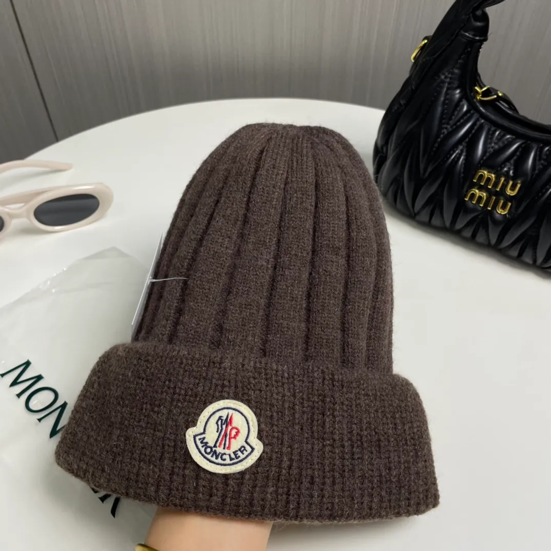 P60 comes with a dust bag for Moncler💥 Official website classic knitted hat, replica of the original. Very soft and skin-friendly, very elastic 💓 Textured and very versatile style ~ Warm cashmere woolen hat, one size fits all and elastic ~ Unisex, can be worn by any head size. Excellent quality, highly recommended