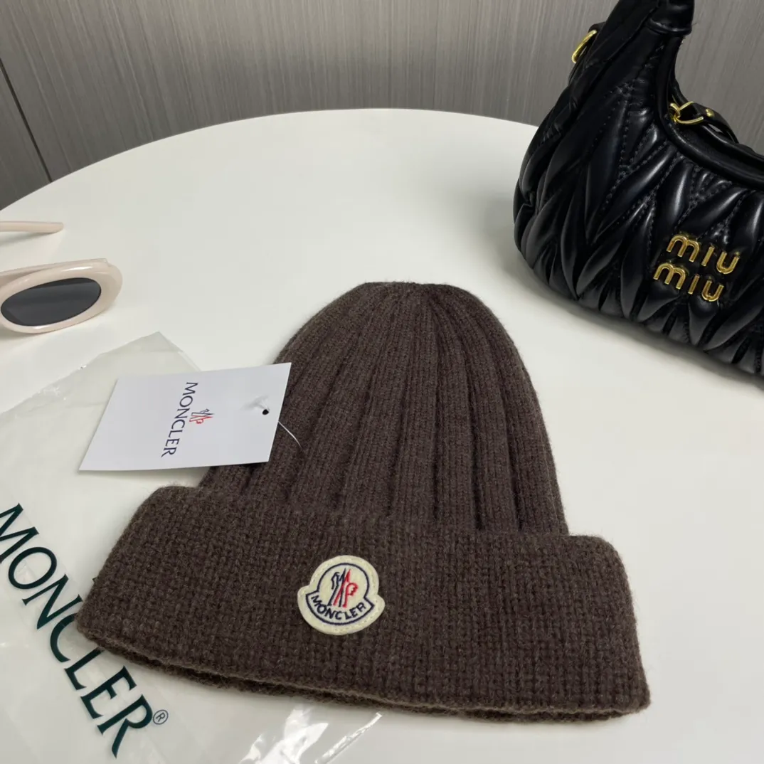 P60 comes with a dust bag for Moncler💥 Official website classic knitted hat, replica of the original. Very soft and skin-friendly, very elastic 💓 Textured and very versatile style ~ Warm cashmere woolen hat, one size fits all and elastic ~ Unisex, can be worn by any head size. Excellent quality, highly recommended