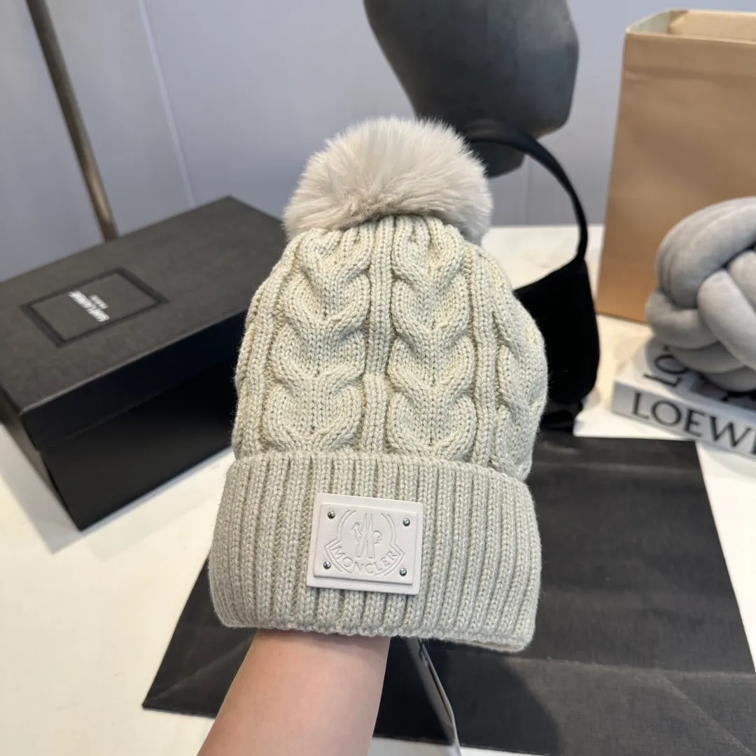 P70 Moncler hooded twist warm wool hat, sweet and cool style get! Reduce your age and make your face appear smaller. I’d like to share it with you all. The four colors match well and the breasts are so milky~