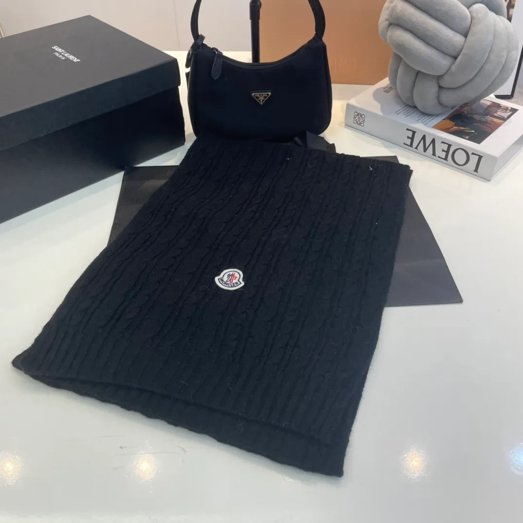 P180 Moncler wool knitted three-piece set, gloves + hat + scarf set ❄️ Wool knitted, super cute with cashmere scarf, a must-have for autumn and winter