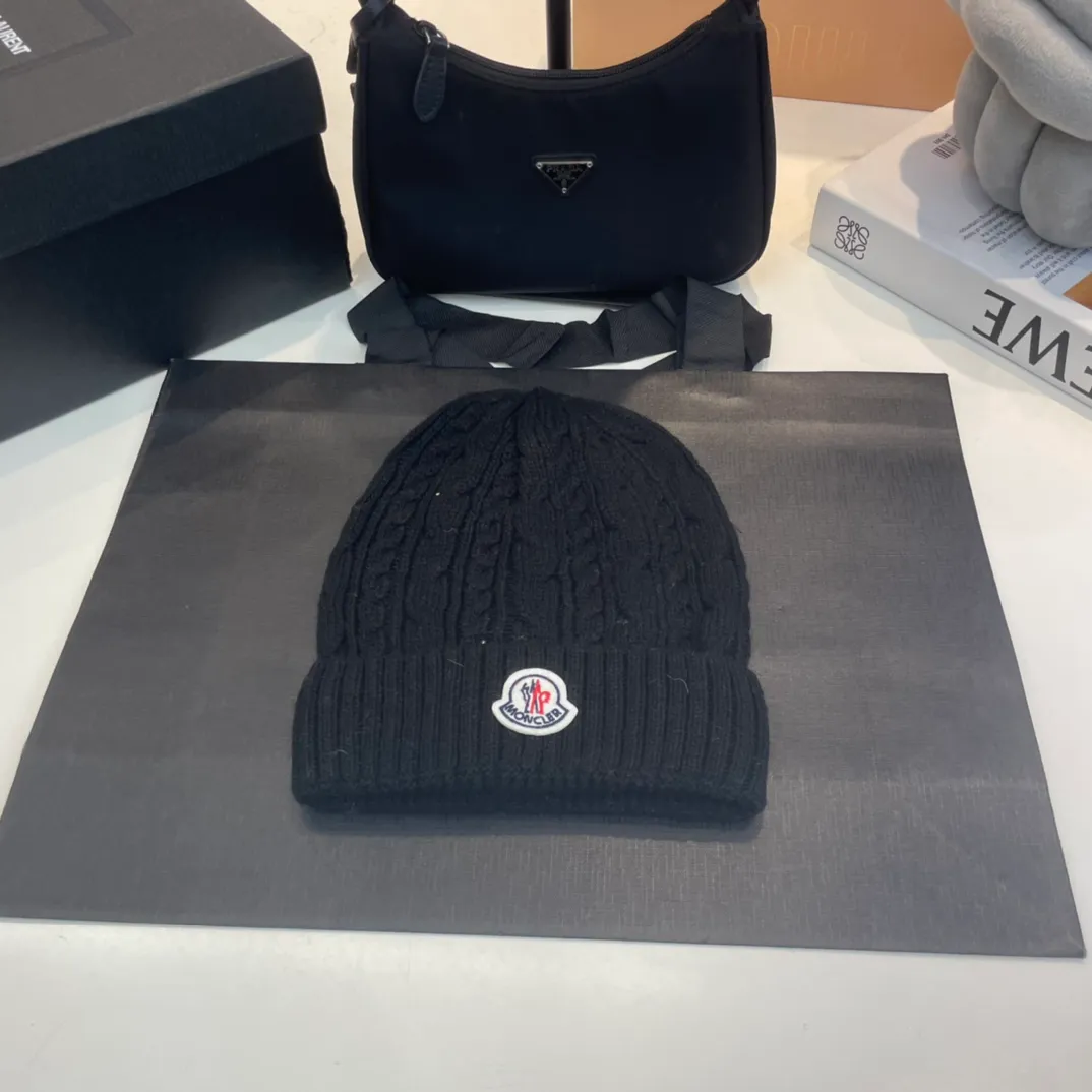 P180 Moncler wool knitted three-piece set, gloves + hat + scarf set ❄️ Wool knitted, super cute with cashmere scarf, a must-have for autumn and winter
