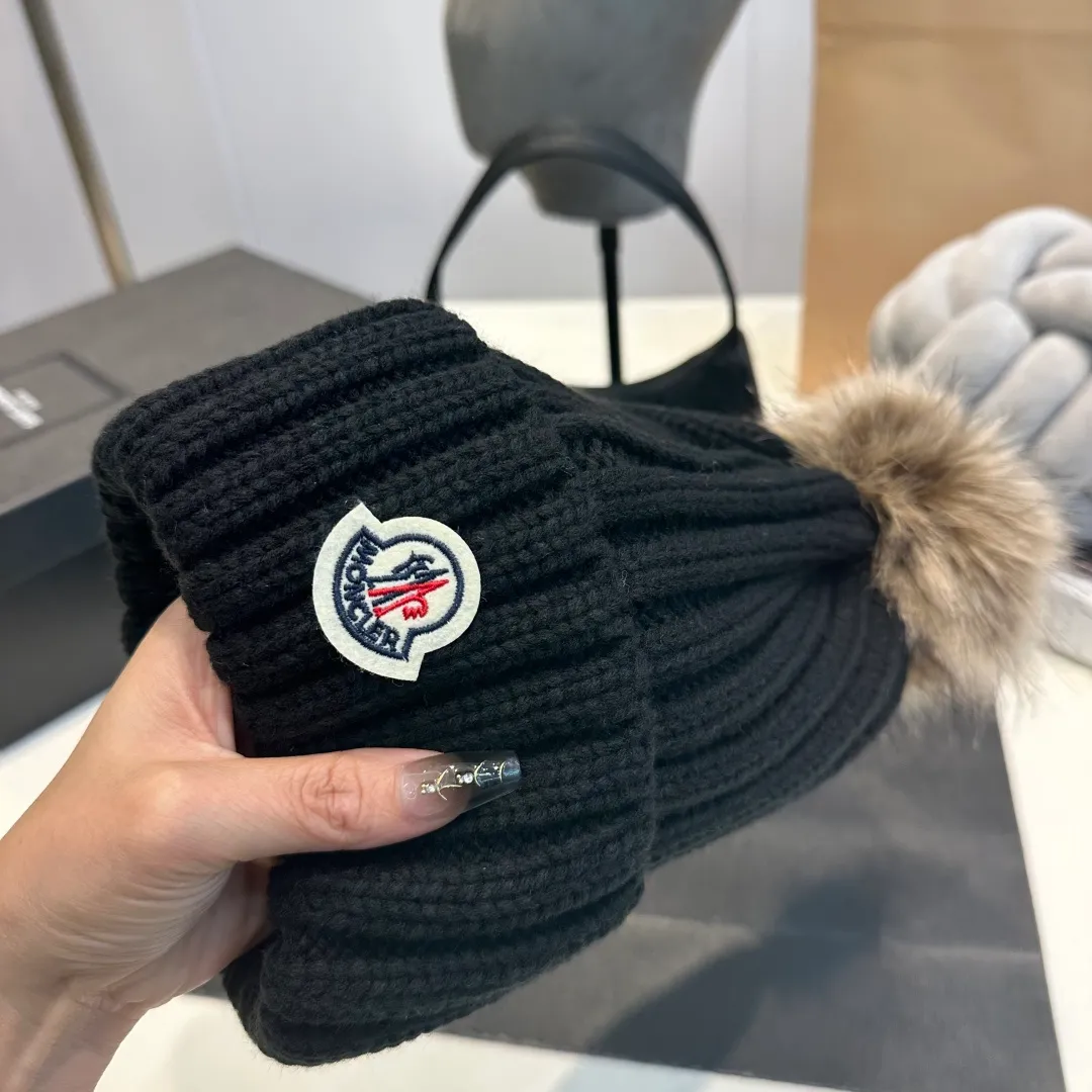P50 high version Moncler Moncler 💥 Official website classic knitted hat, replica of the original. Very soft and skin-friendly, very elastic 💓 Textured and very versatile style ~ Warm cashmere woolen hat, one size fits all and elastic ~ Unisex, can be worn by any head size. Super quality, highly recommended