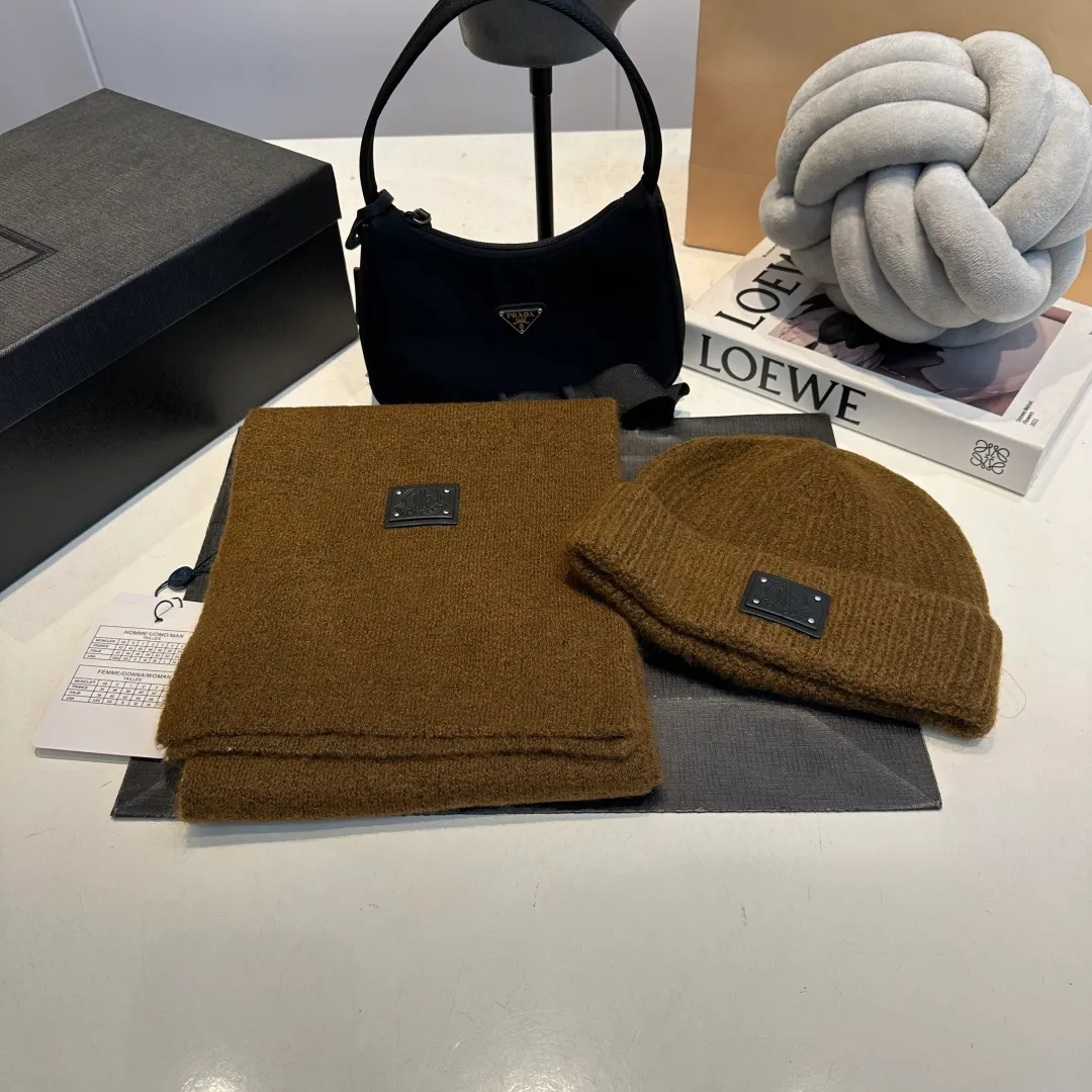 P140 Moncler muzzle suit 2025 autumn and winter style cuffed wool knitted beanie High quality customization! This must be my favorite of minimalism. It is clean, neat, fashionable and versatile, and will definitely not be picky about your face shape! A fashionable classic that lasts forever! Both men and women are welcome!