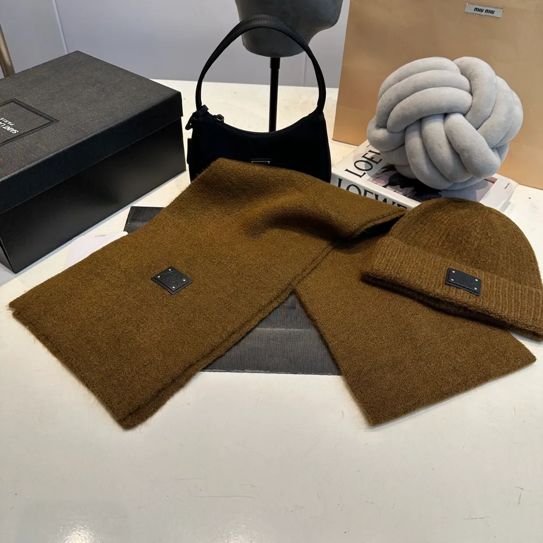 P140 Moncler muzzle suit 2025 autumn and winter style cuffed wool knitted beanie High quality customization! This must be my favorite of minimalism. It is clean, neat, fashionable and versatile, and will definitely not be picky about your face shape! A fashionable classic that lasts forever! Both men and women are welcome!