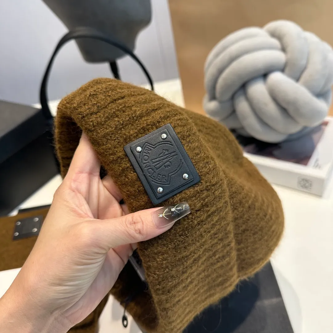 P140 Moncler muzzle suit 2025 autumn and winter style cuffed wool knitted beanie High quality customization! This must be my favorite of minimalism. It is clean, neat, fashionable and versatile, and will definitely not be picky about your face shape! A fashionable classic that lasts forever! Both men and women are welcome!
