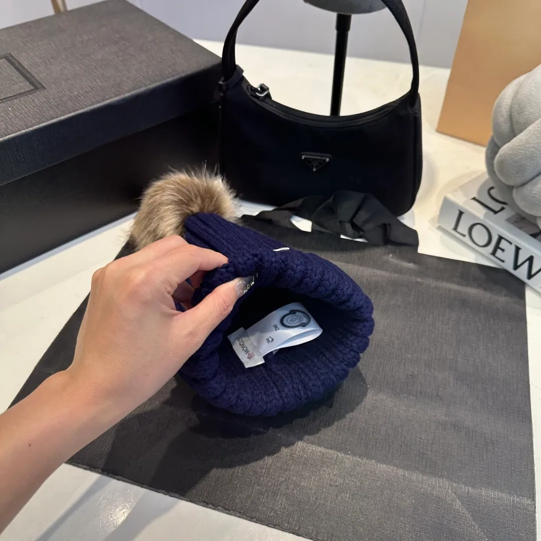 P50 high version Moncler Moncler 💥 Official website classic knitted hat, replica of the original. Very soft and skin-friendly, very elastic 💓 Textured and very versatile style ~ Warm cashmere woolen hat, one size fits all and elastic ~ Unisex, can be worn by any head size. Super quality, highly recommended