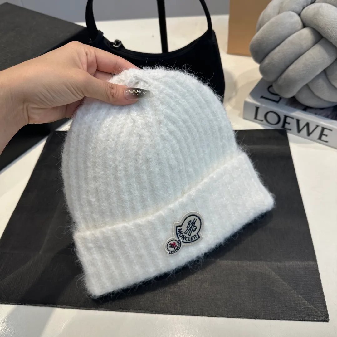 P56 MONCLER 🎩 wool knitted beanie, good quality, high-end, super soft! Super hot💖The texture is great and it’s great to match when out on the street! Fashion trends! A must-have item for winter, the same style for men and women, get it now!