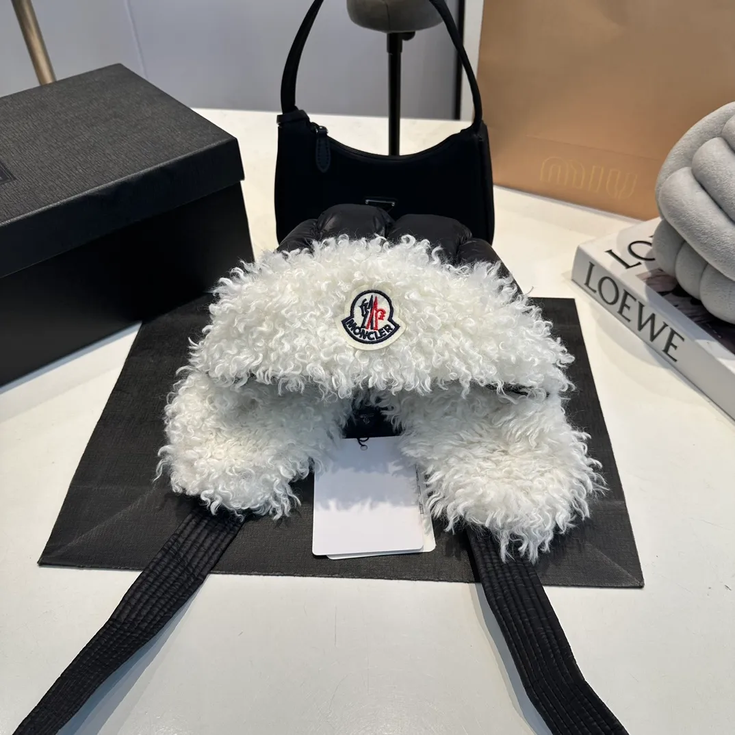 P80 Moncler Muzzle Lei Feng Hat is super warm. This teddy bear jacket is made of high-end blended lamb wool fabric. It feels really good and super soft. The plush material and goose down filling make it visually warm and full of security. This is a must-have lamb down cotton hat for autumn and winter.